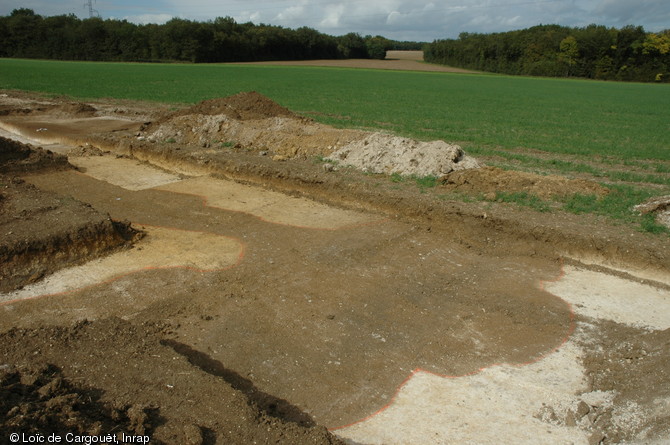 Vue d'une grande fosse apparue lors de l'agrandissement d'une tranchée de diagnostic effectuée en 2006 sur la commune de Beaune-la-Rolande (Loiret) préalablement à la construction de l'autoroute A19 reliant Artenay à Courtenay. 