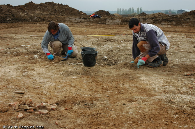 Fouille d'une structure en pierre sur la commune de Chevilly (Loiret) dans le cadre d'un diagnostic effectu&eacute; avant la construction de l'Autoroute A.19 en&nbsp;2005-2006.  La fouille du site, fin 2006,&nbsp;a r&eacute;v&eacute;l&eacute; un habitat rural aristocratique gaulois&nbsp;associ&eacute; &agrave;&nbsp;une n&eacute;cropole compos&eacute;e de 40 tombes &agrave; inhumation et &agrave; incin&eacute;ration situ&eacute;s entre le IIIe et le Ie s. avant notre &egrave;re ainsi qu'un habitat rural m&eacute;di&eacute;val de la p&eacute;riode&nbsp;carolingienne. 