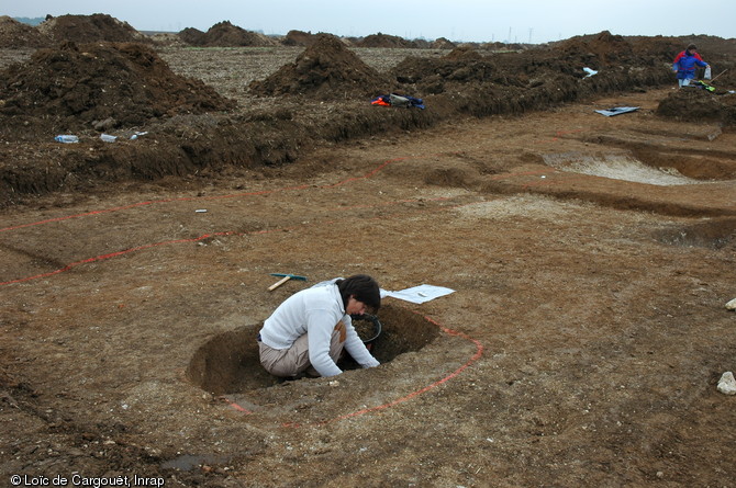 Fosse en cours de fouille sur la commune de Chevilly (Loiret) dans le cadre d'un diagnostic effectu&eacute;&nbsp;pr&eacute;alablement &agrave;&nbsp;la construction de l'Autoroute A.19 en&nbsp;2005-2006. 