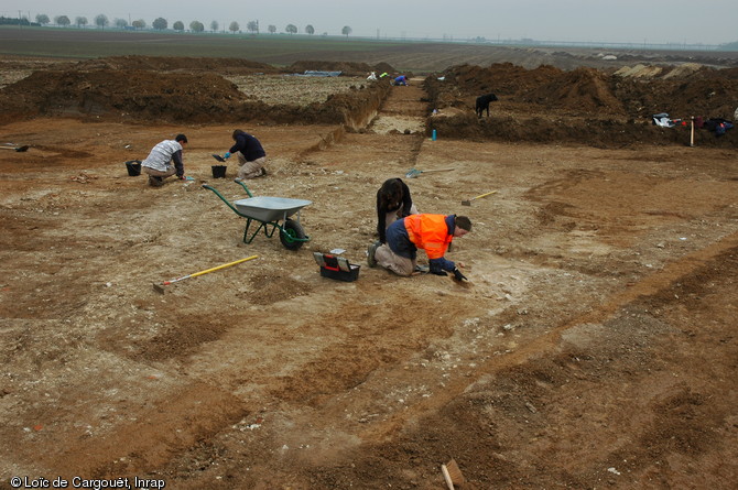 Op&eacute;ration de diagnostic r&eacute;alis&eacute;e sur la commune de Chevilly (Loiret)&nbsp;pr&eacute;alablement &agrave;&nbsp;la construction de l'Autoroute A.19 en&nbsp;2005-2006.  La fouille du site, fin 2006,&nbsp;a r&eacute;v&eacute;l&eacute; un habitat rural aristocratique gaulois&nbsp;associ&eacute; &agrave;&nbsp;une n&eacute;cropole compos&eacute;e de 40 tombes &agrave; inhumation et &agrave; incin&eacute;ration situ&eacute;s entre le IIIe et le Ie s. avant notre &egrave;re ainsi qu'un habitat rural m&eacute;di&eacute;val de la p&eacute;riode&nbsp;carolingienne. 