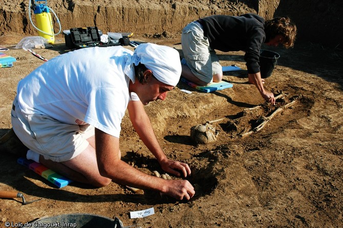 S&eacute;pultures en cours de fouille.