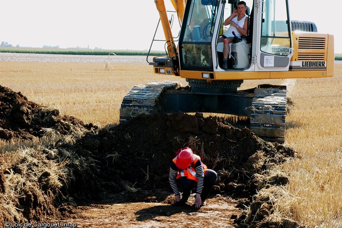 Une tranch&eacute;e de diagnostic en cours d'ouverture.