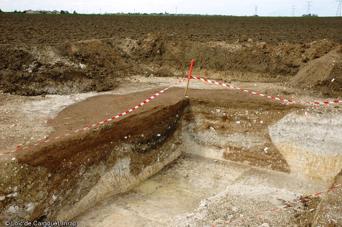 Silo&nbsp;identifi&eacute;&nbsp;dans&nbsp;une tranch&eacute;e de diagnostic r&eacute;alis&eacute;e en 2006&nbsp;&agrave; l'occasion&nbsp;de la construction de l'autoroute A19 reliant Artenay &agrave; Courtenay&nbsp;(Loiret) sur une centaine de kilom&egrave;tres. 