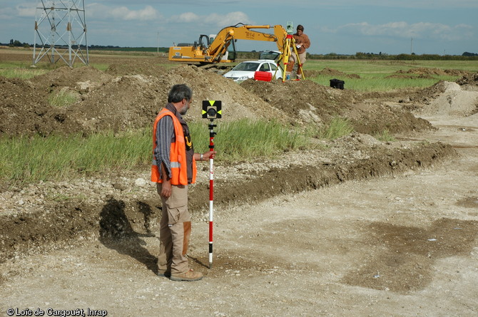 Relev&eacute; topographique des structures mises au jour dans une tranch&eacute;e de diagnostic r&eacute;alis&eacute;e en 2006 en raison de la construction de l'autoroute A19 reliant Artenay &agrave; Courtenay&nbsp;(Loiret) sur une centaine de kilom&egrave;tres.