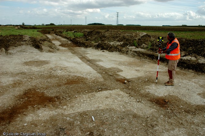 Relev&eacute; topographique d'un b&acirc;timent du IIe s. avant notre &egrave;re&nbsp;dont ont &eacute;t&eacute; conserv&eacute;s les fondations d'un mur&nbsp;en pis&eacute; et&nbsp;celles des contreforts, sur la commune de Barville en Gatinais&nbsp;(Loiret)&nbsp;lors de diagnostics r&eacute;alis&eacute;s en 2006 &agrave; l'occasion&nbsp;de la construction de l'autoroute A.19. 