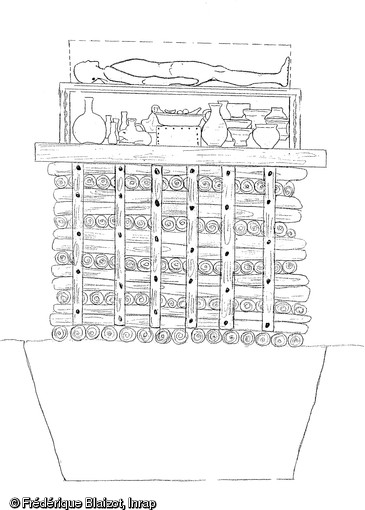 Reconstitution du bûcher funéraire mis au jour en 1997 à La Brunerie à Voiron (Isère) : construit sur une fosse et assemblé par des clous, avec le mobilier funéraire et le corps placé au-dessus, le bûcher a été établi entre 40 et 70 de notre ère. 