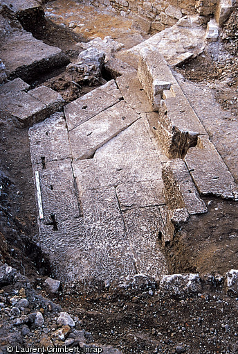 Fondations de l'enceinte tardive de Saintes (Charente-Maritime) mise en place entre la fin du IIIe et le début du IVe siècle de notre ère.  Les fondations sont constituées de blocs récupérés sur les monuments publics de la ville, démolis à cette occasion (éléments d'entablement dont les trous étaient destinés à leur manutention ou à leur calage une fois mis en place).