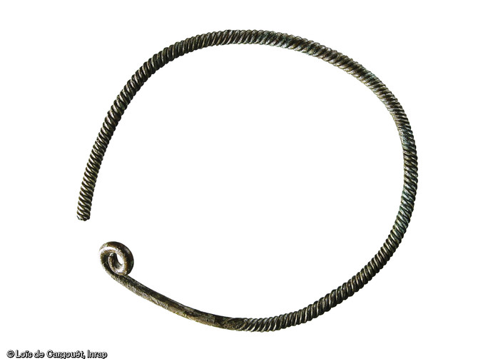 Bracelet provenant d'une sépulture de la nécropole de l'âge du Bronze final fouillée à Migennes (Yonne) en 2004.