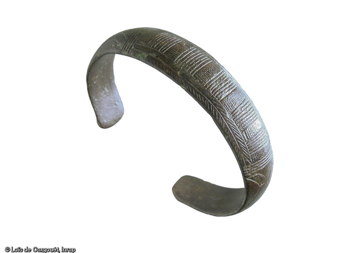 Bracelet en bronze provenant d'une sépulture de la nécropole de l'âge du Bronze final fouillée à Migennes (Yonne) en 2004.