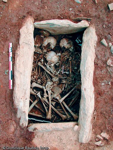 L'une des tombes en ciste de pierre de type  Chamblandes  de la nécropole de Thonon-les-Bains (Haute-Savoie), datée du Néolithique moyen et fouillée en 2004.  Les morts sont déposés en position repliée, au fur et à mesure des décès, dans ces coffres qui fonctionnent comme autant de caveaux familiaux. 