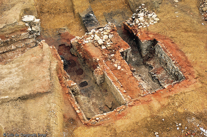 Vue g&eacute;n&eacute;rale de fours des XVe-XVIIe si&egrave;cles destin&eacute;s &agrave; la production de briques et de tuiles d&eacute;couverts &agrave; Auxon-Dessous dans le Doubs. Ils ont &eacute;t&eacute; abandonn&eacute;s au XVIIe si&egrave;cle (fouille Christophe Card, Inrap).
