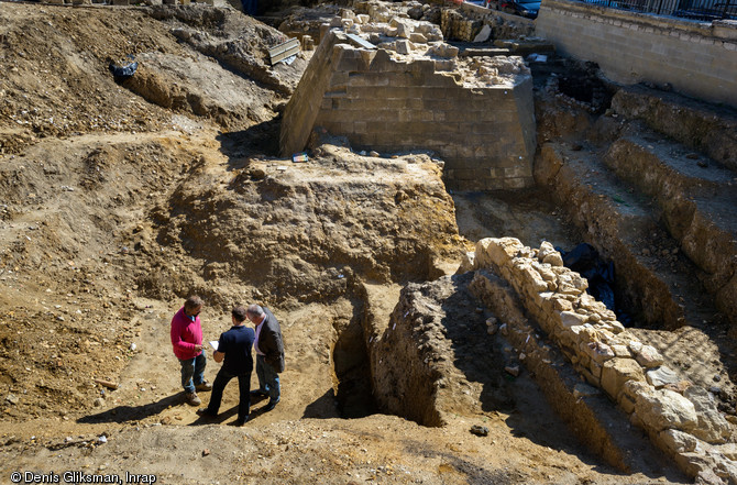 Le maire, l'architecte et l'archéologue dans le fond des fossés du château médiéval à Viarmes (Val-d'Oise), 2013.