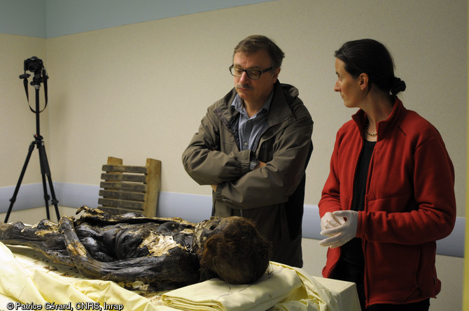 Eric Crubezy (directeur du laboratoire AMIS) et Rozenn Colleter (anthropologue) devant la dépouille de Louise de Quengo mise au jour dans un cercueil en plomb du XVIIe siècle au couvent des Jacobins à Rennes (Ille-et-Vilaine).  