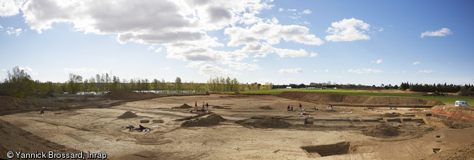 Vue panoramique de la fouille du site de Saint-Pastour, occupé du Néolithique au Moyen Âge à Vergèze (Gard), 2014.