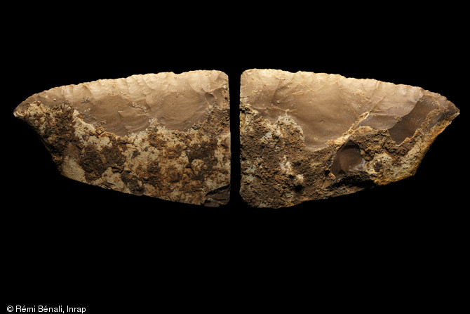 Fragments de couteaux en silex découverts dans une fosse du Néolithique final (environ 2900 à 2700 avant notre ère) sur le site de la Cavalade à Montpellier (Hérault), 2013.  Ces couteaux sont taillés dans des plaquettes de silex en provenance de gîtes gardois.  