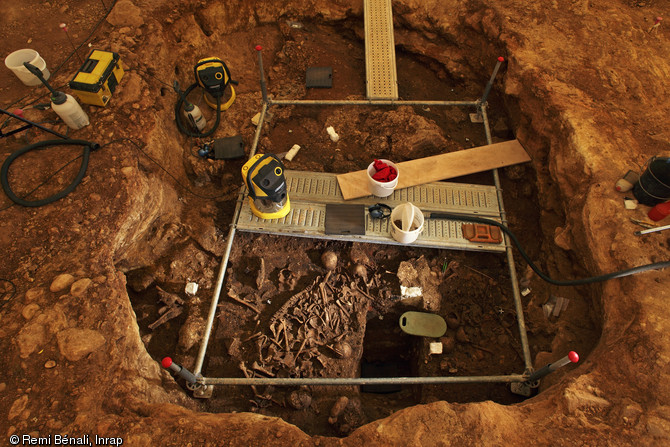 Structure m&eacute;tallique install&eacute;e pour la fouille de la s&eacute;pulture collective du N&eacute;olithique final sur le site du Mas Rouge/La Cavalade &agrave; Montpellier (H&eacute;rault), 2013.