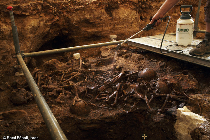 Pr&eacute;paration des vestiges en vue de leur pr&eacute;l&egrave;vement de la s&eacute;pulture collective du N&eacute;olithique final, sur le site du Mas Rouge/La Cavalade &agrave; Montpellier (H&eacute;rault), 2013.