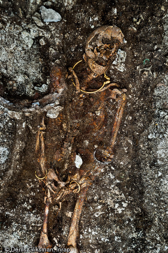 Le prince de Lavau repose avec une riche parure, composée en particulier d'un torque et de bracelets en or, mais aussi de bijoux en ambre, en fer et en corail. Il a été retrouvé dans un complexe funéraire daté du Ve s. avant notre ère, à Lavau (Aube) 2015. 