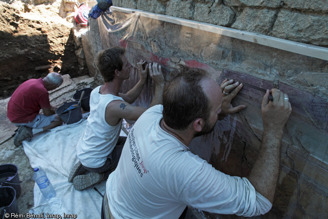 Maison romaine en cours de dégagement, découverte sur le site de la Verrerie de Trinquetaille à Arles (Bouches-du-Rhône).  Les fouilles ont révélé un décor peint de IIe style pompéien, daté en Gaule entre 70 et 20 avant notre ère. Ce type de décor est comparable à celui du cubiculum 4 de la villa des Mystères à Pompéi. 