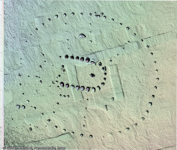 Image en 3D du bâtiment 1 daté du Néolithique final, de son enceinte elliptique, de 45 m de longueur, et de ses structures radiantes, découvertes à Saint-André-sur-Orne (Calvados), 2015.  Les premières datations radiocarbones sont calibrées entre 2800 et 2500 avant notre ère. 