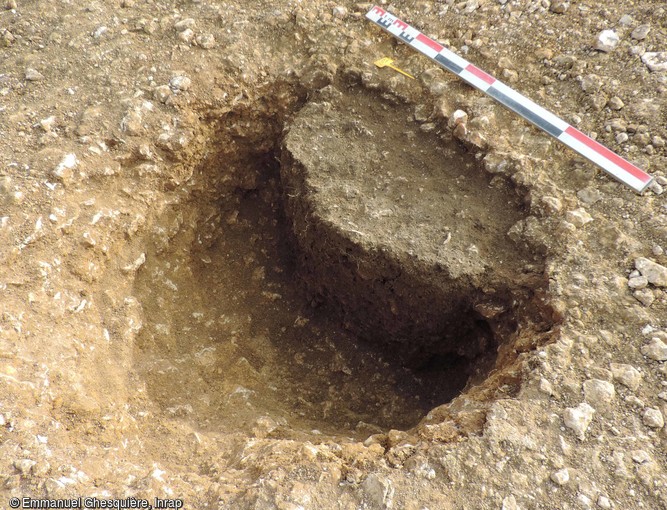 Détail d'un gros trou de poteau du bâtiment 1 daté du Néolithique final (entre entre 2800 et 2500 avant notre ère) découvert à Saint-André-sur-Orne (Calvaldos).  Le  fantôme  du poteau a été laissé en place, suggérant l'emploi de troncs refendus de plus d'un mètre de diamètre. 