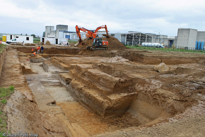 Vue d’ensemble du chantier de Montereau-sur-le-Jard (Seine-et-Marne), 2015. Plusieurs occupations datés du Paléolithique moyen ont été découvertes. Une de ces occupations située au début de la dernière glaciation (autour de 100 000 ans) a livré de nombreux outils en silex associés à des restes de mammouths. 