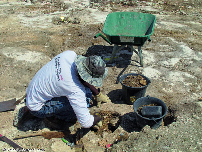 Trous de poteau de cases d'esclaves amérindiens creusés dans le calcaire, révélant les traces des outils qui ont servi à ces excavations,  découverts à Port-Louis (Guadeloupe).