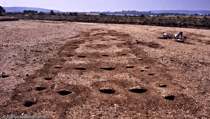 Maison de type danubien découverte à Poses « sur la Mare »  en 1995, (Eure).  Elle appartient à un village qui en en comprend 9 autres et a été fouillée dans le fond de la vallée de la Seine. De forme trapézoïdale, elle mesure 33 mètres de long et 6 mètres de large à l'avant a une forme légèrement trapézoïdale. L'ossature de la maison était constituée de poteaux en bois. L'agencement in