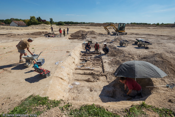 Fouille de sépultures individuelles au cimetière militaire allemand de la Grande Guerre de Boult-sur-Suippe, Marne (2016).  Les défunts sont issus directement du champ de bataille ou de l'hôpital militaire. 