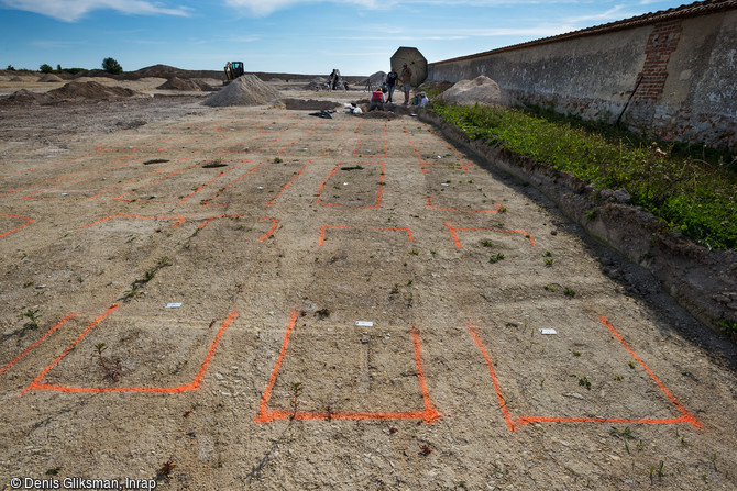 Vue en plan de sépultures à fouiller au cimetière militaire allemand de la Grande Guerre de Boult-sur-Suippe, Marne (2016).