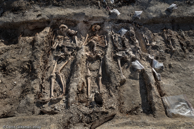 Vue partielle sur une sépulture multiple en cours de fouille au cimetière militaire allemand de la Grande Guerre de Boult-sur-Suippe, Marne (2016).