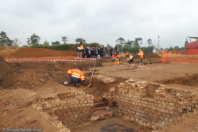 Cave gallo-romaine en cours de fouille, mise au jour dans une ferme antique  sur le site de Saint-Clément, Yonne (2016). 