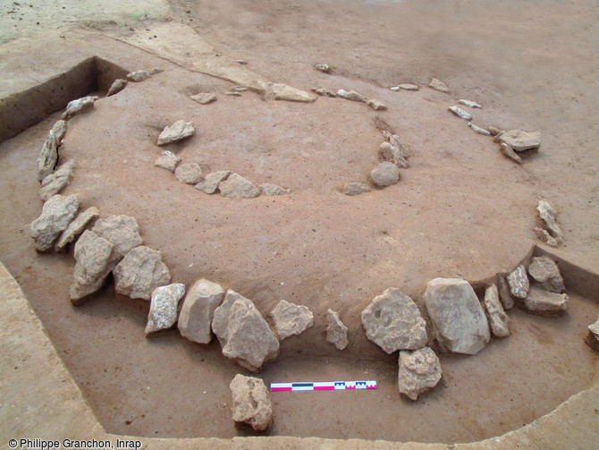 Monument &agrave; double couronne de pierres d&eacute;couvert dans la n&eacute;cropole du Bronze moyen (XVIe-XIe s. avant notre &egrave;re), de Cesson (Seine-et-Marne), 2009.  Un ensemble de 170 s&eacute;pultures &agrave; cr&eacute;mation a &eacute;t&eacute; mis au jour, ainsi qu'une quinzaine de monuments circulaires empierr&eacute;s, un grand cercle fossoy&eacute; de 20 m de diam&egrave;tre et une inhumation avec coffrage de pierres. 