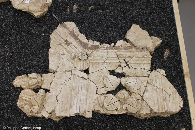 Des milliers de fragments de décors retrouvés à Entrains-sur-Nohain (Bourgogne). La recomposition des plaques permet de lire une partie du décor. Ici, se dessine une partie d’un plafond à caissons.