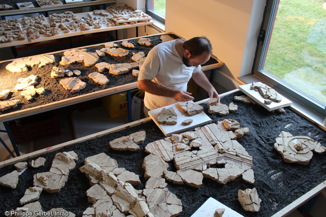 Fragments de décors retrouvés à Entrains-sur-Nohain (Bourgogne). Le toichographologue les assemble pour recomposer le décor et en identifier la nature.