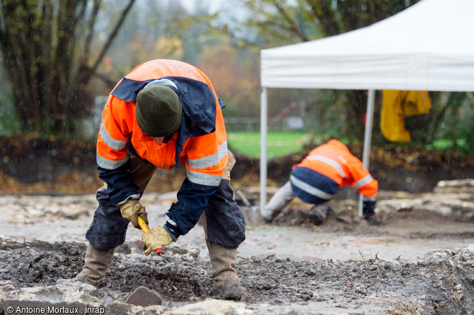 Coupe en cours de fouille sur le site d'Entrains-sur-Nohain (Bourgogne).