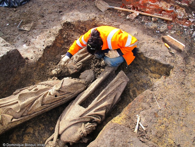 Statues en calcaire mises au jour à Orchies (Nord), 2013. Un nouveau terrassement permet de découvrir l’intégralité de leur fosse.