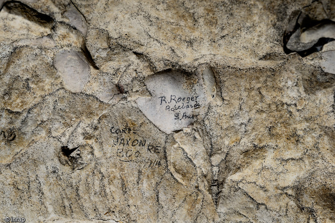 Inscription du soldat australien de la Grande Guerre Rudolph Roeger, retrouvée dans la grotte souterraine de Naours (Somme) laissée par des soldats de la Grande Guerre, 2016.  R(udolph) Roeger, Adelaïde S(outh) Aust(ralia).   Il sera promu caporal en janvier 1917, puis repartira la même année en Australie pour des problèmes de santé.  