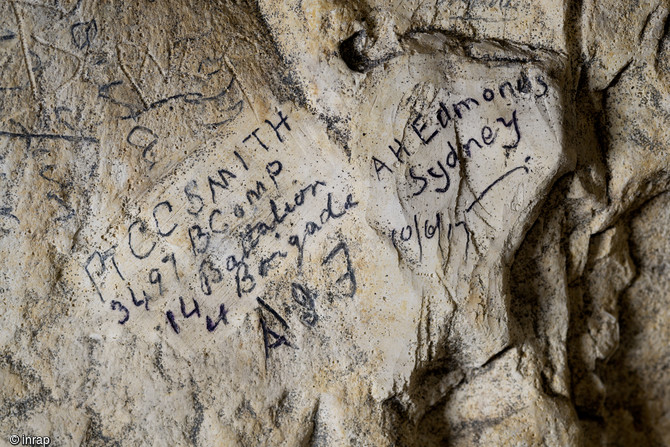 Inscriptions de deux soldats australiens, retrouvées dans la grotte souterraine de Naours (Somme), 2016.  Pt (Private) C(ecil) C(ollins) Smith 3497 (matricule) BComp (compagnie B) du 14e battalion, 4e brigade. A(ustralian) I(mperial) F(orces).  Les deux soldats sont Cecil Collins Smith du « 14th Battalion » matricule 3497 et Adrian Henry Edmonds du « 5th Field Ambulance ». Ce dernier repartira en Australie le 12 août 1919.