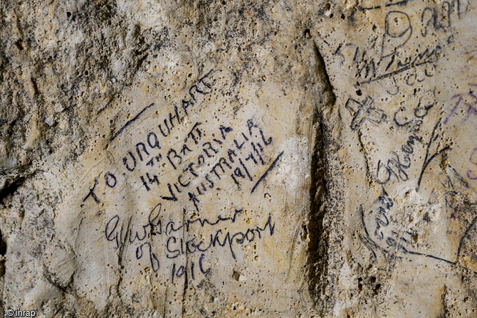 Inscription du soldat australien de la Grande Guerre Thomas Oliver Urquhart retrouvée dans la grotte souterraine de Naours (Somme).  T(homas) O(liver) Urquhart 14e bataillon état de Victoria Australie le 19 juillet 1916.   Ce soldat sera promu caporal, puis sergent entre le mois de mai et de septembre 1916.