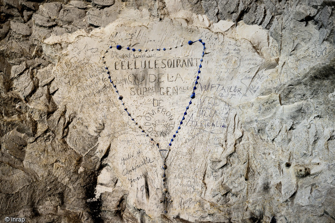 Inscription retrouvée dans la grotte souterraine de Naours (Somme) laissée par des soldats de la Grande Guerre, 2016.  À la fin du XIXe siècle et au début du XXe siècle, quelques familles de Naours vont « s’approprier » des pièces salles du souterrain, comme ici la famille Soirant.  