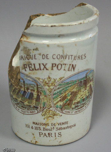 Pot de confiture parisienne en faïence fine daté du début du XXe siècle découvert dans un dépotoir à Vénissieux (Rhône), 2016.