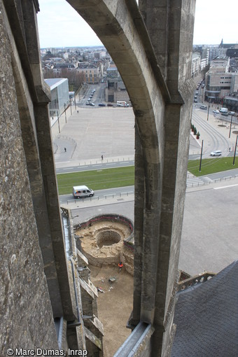 Vue de la tour du forgeur (XIVe siècle) depuis les toits de la cathédrale du Mans (Sarthe), 2016.