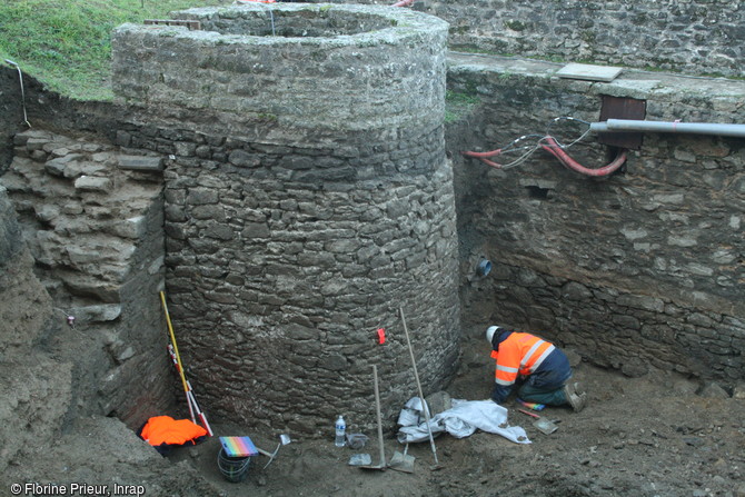 Fouille manuelle et dégagement de vestiges au niveau de l’escalier à vis au château de Clisson (Loire-Atlantique), 2016.