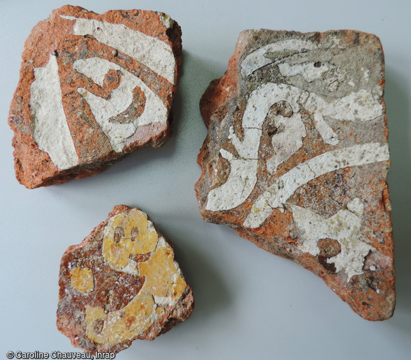 Fragments de carreaux de sol en terre cuite décorés de couleur jaune ou verte et mis au jour lors de la fouille du château de Clisson (Loire-Atlantique), 2016.