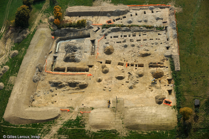 Vue aérienne du site des Hauts de Gaudon à Vern-sur-Seiche (Ille-et-Vilaine) en cours de fouille, 2015. Deux enclos de l'époque gauloise ont été mis au jour. Au nord un premier enclos quadrangulaire (surface totale de 1600 m2 ) dont les dimensions imposantes du fossé laissent penser qu'il s'agissait de la limite d'un espace résidentiel occupé par une famille de rang élevé. Accolé à l'ouest un second enclos a livré de nombreuses traces d'habitat, d'activités agricoles et artisanales. Des traces d'occupation à l'époque gallo-romaine et du Moyen Âge sont attestées. 