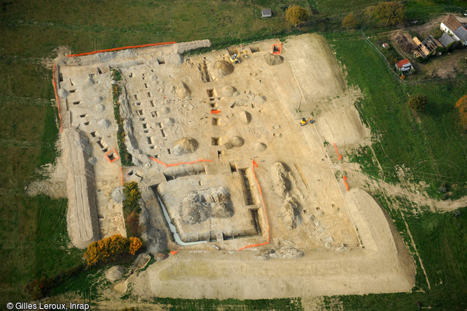 Vue aérienne du site des Hauts de Gaudon à Vern-sur-Seiche (Ille-et-Vilaine) en cours de fouille, 2015. Deux enclos de l'époque gauloise ont été mis au jour. Au nord un premier enclos quadrangulaire (surface totale de 1600 m2 ) dont les dimensions imposantes du fossé laissent penser qu'il s'agissait de la limite d'un espace résidentiel occupé par une famille de rang élevé. Accolé à l'ouest un second enclos a livré de nombreuses traces d'habitat, d'activités agricoles et artisanales. Des traces d'occupation à l'époque gallo-romaine et au Moyen Âge sont attestées. 