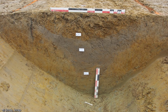 Coupe d'un fossé antique en cours de fouille à Lille (Nord), 2015. Ce fossé est probablement lié à un établissement rural à proximité. 