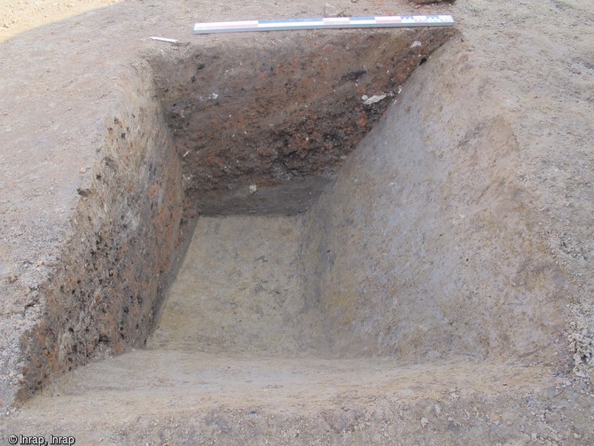 Fosse de travail médiévale (XIVe-XVe siècles) en cours de fouille à Lille (Nord), 2015. Cette fosse est probablement lié à un usage artisanal, il pourrait s'agir de la basse-cour du château de la Phalecque attesté à cette époque dans les archives. 