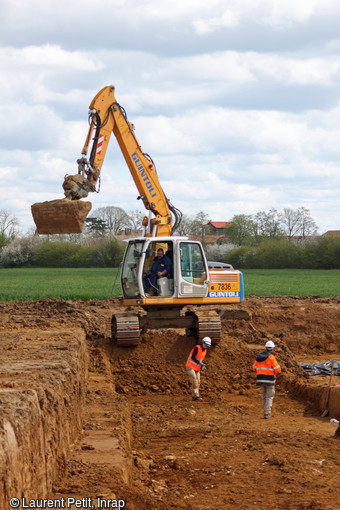 Décapage avant la fouille des niveaux du Paléolithique moyen récent (entre 110 000 et 70 000 ans) à Tigery (Essonne), 2016